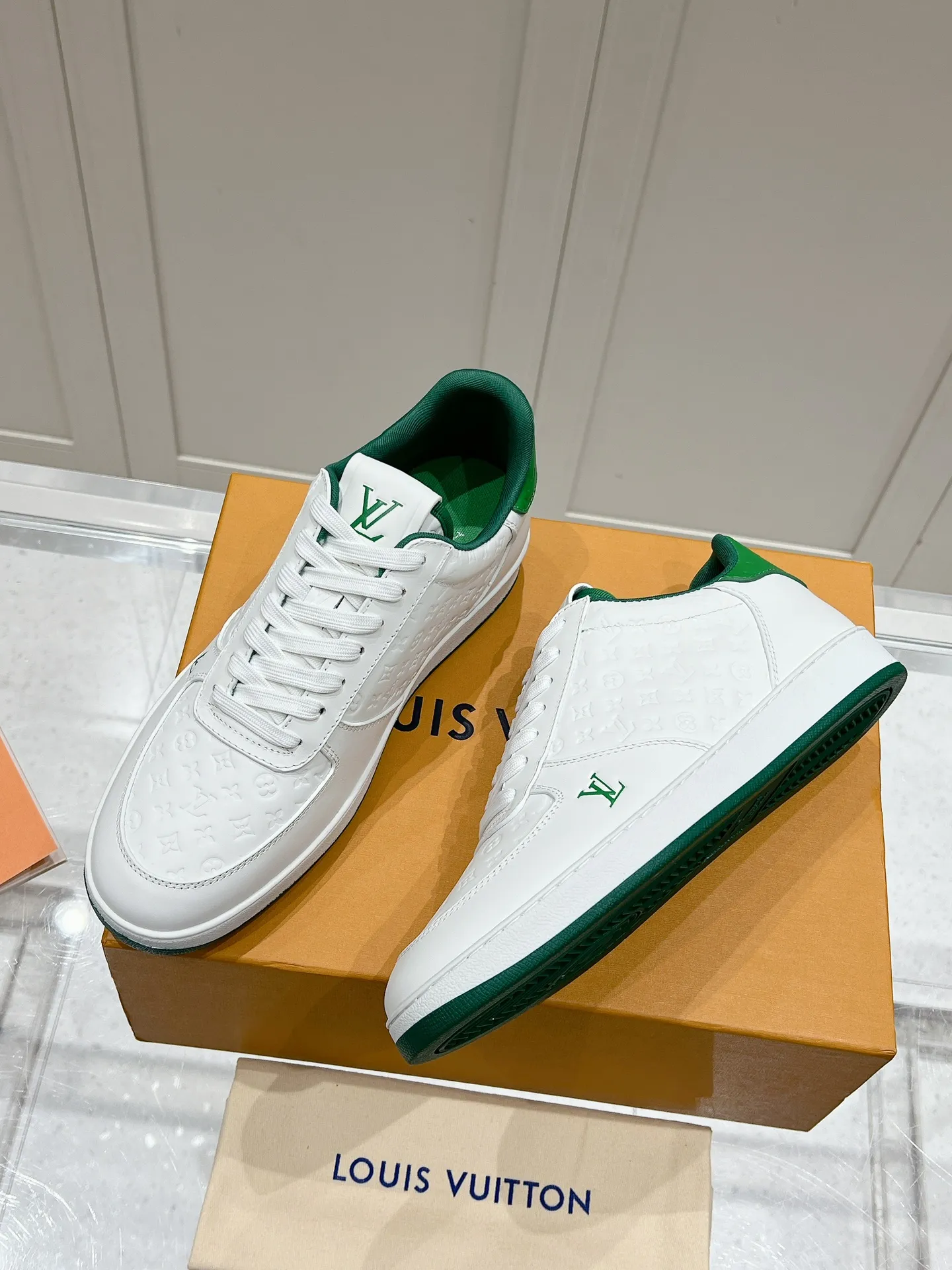 👟👟Ex-factory price 680👟👟 LV new style casual white shoes for men, simple and fashionable, light and comfortable, size: 39-44 (order 45)